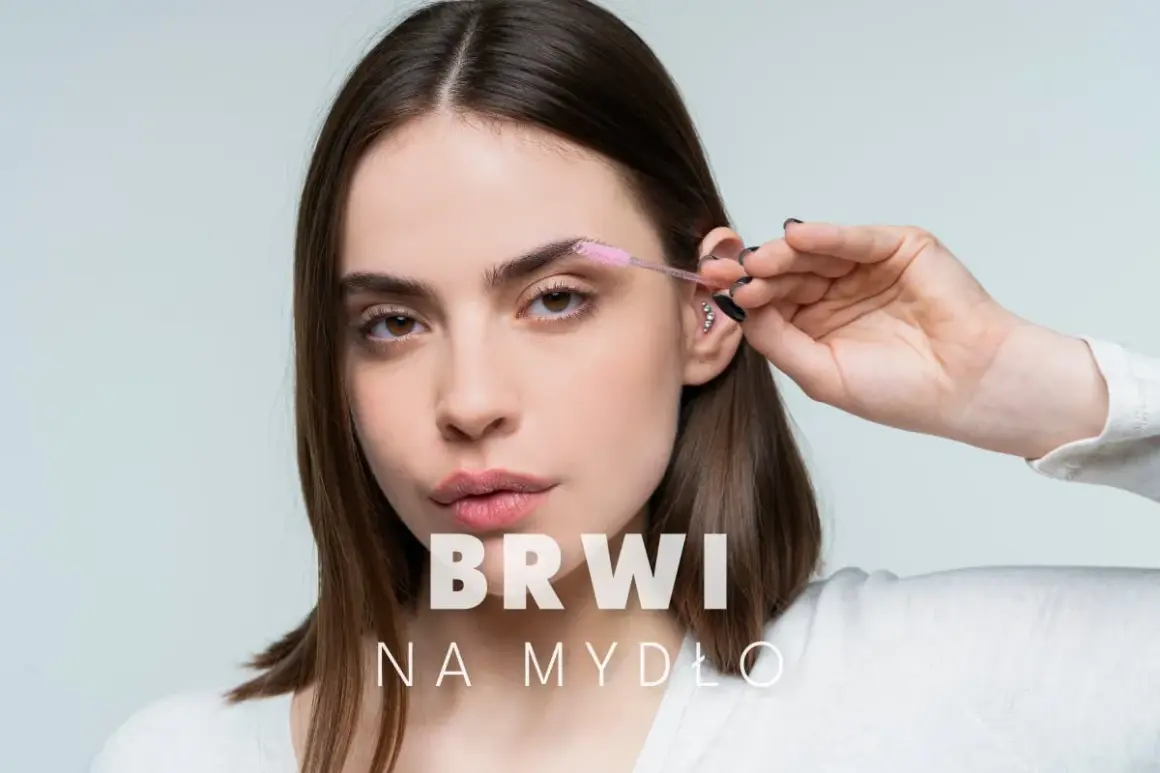 Kobieta stylizuje brwi za pomocą szczoteczki. Efekt "brwi na mydło" dla idealnego wyglądu.