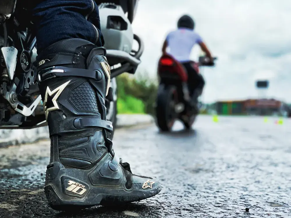 Jakie buty na motor wybrać, aby zapewnić sobie bezpieczeństwo i komfort