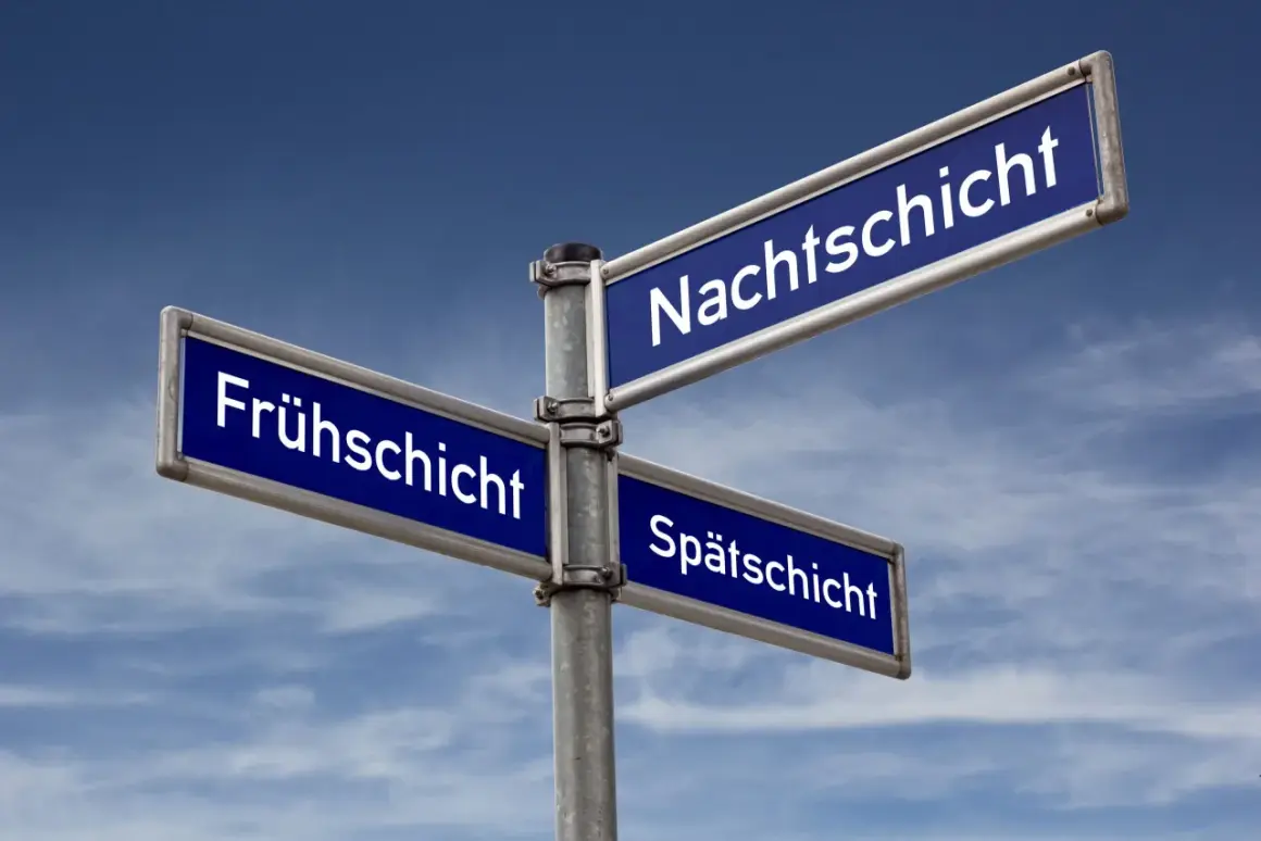 Wegweiser mit "Frühschicht", "Nachtschicht" und "Spätschicht". Hier gibt es Tipps zur Befreiung von Schichtarbeit.