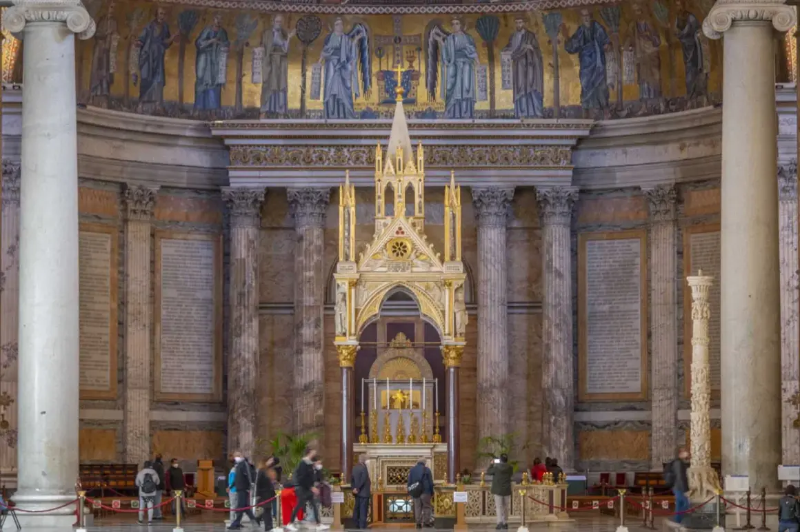 Magnifico ciborio dorato e mosaici antichi nella Basilica di San Paolo Fuori le Mura.
