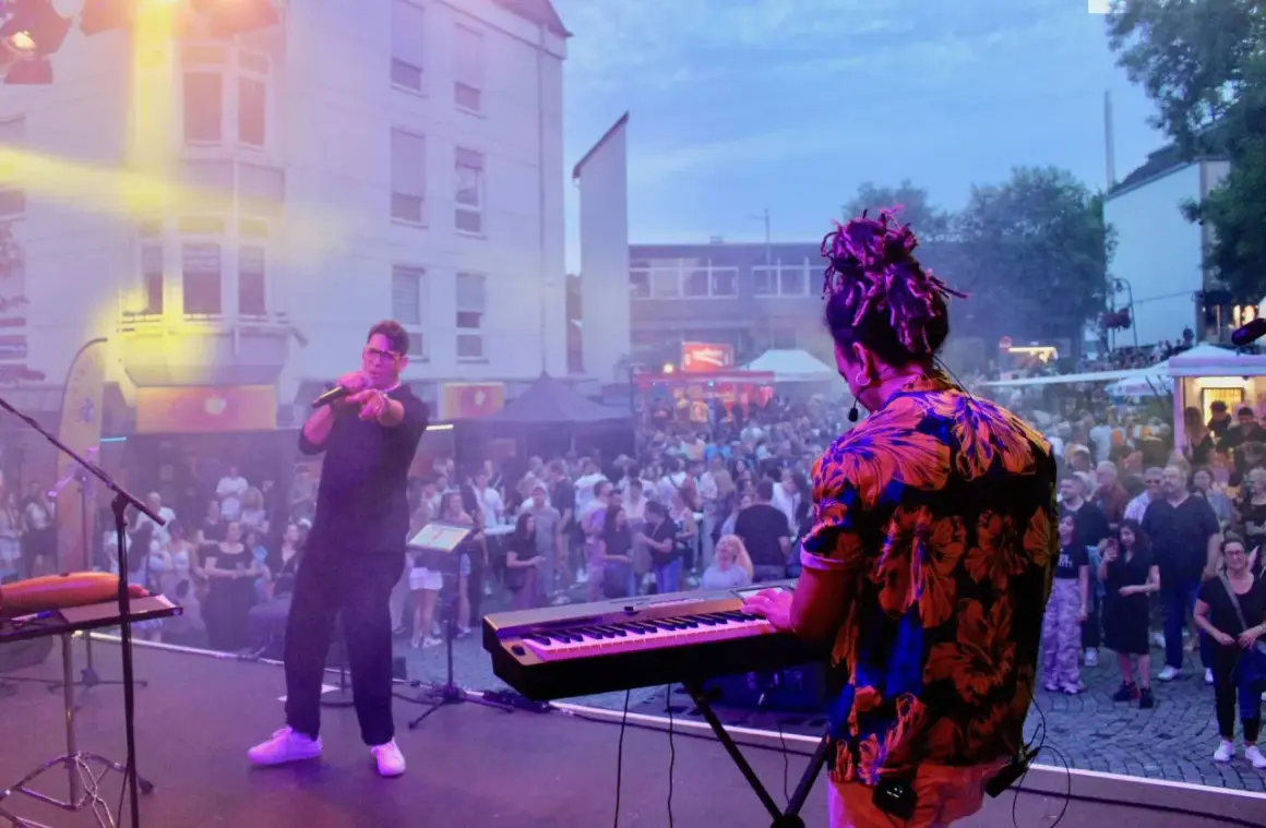 Live-Musik und Feiernde auf der Bühne und im Publikum. So ist was los in Wermelskirchen!