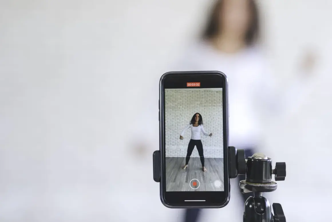 Stwórz Rolkę na Instagramie ze zdjęć: Poradnik i sekrety zasięgu