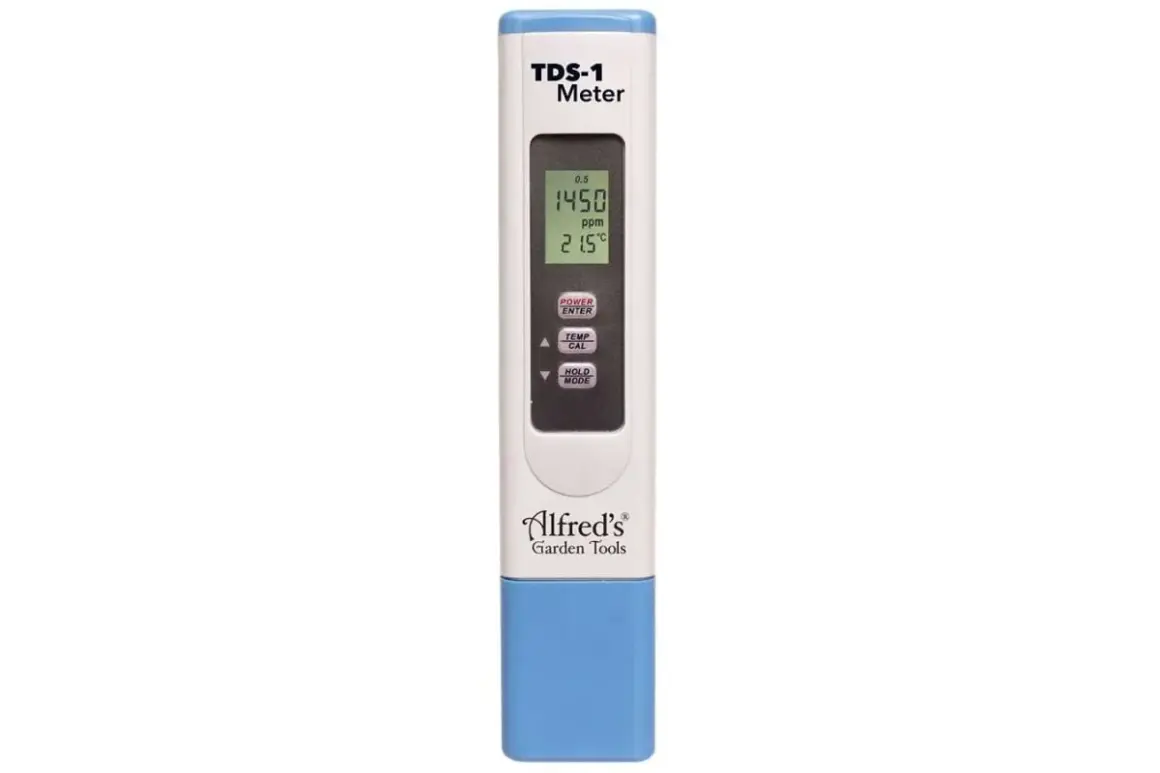 Un appareil blanc et bleu, un TDS-1 Meter, affiche 1450 ppm et 21.5°C. Idéal pour tester l'eau de votre jardin.