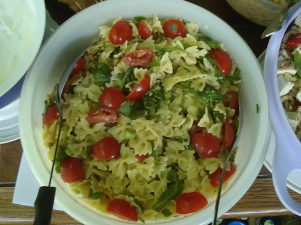 Farfalle-Nudelsalat mit Kirschtomaten und Rucola, perfekt für Salate zum Grillen von Landfrauen.