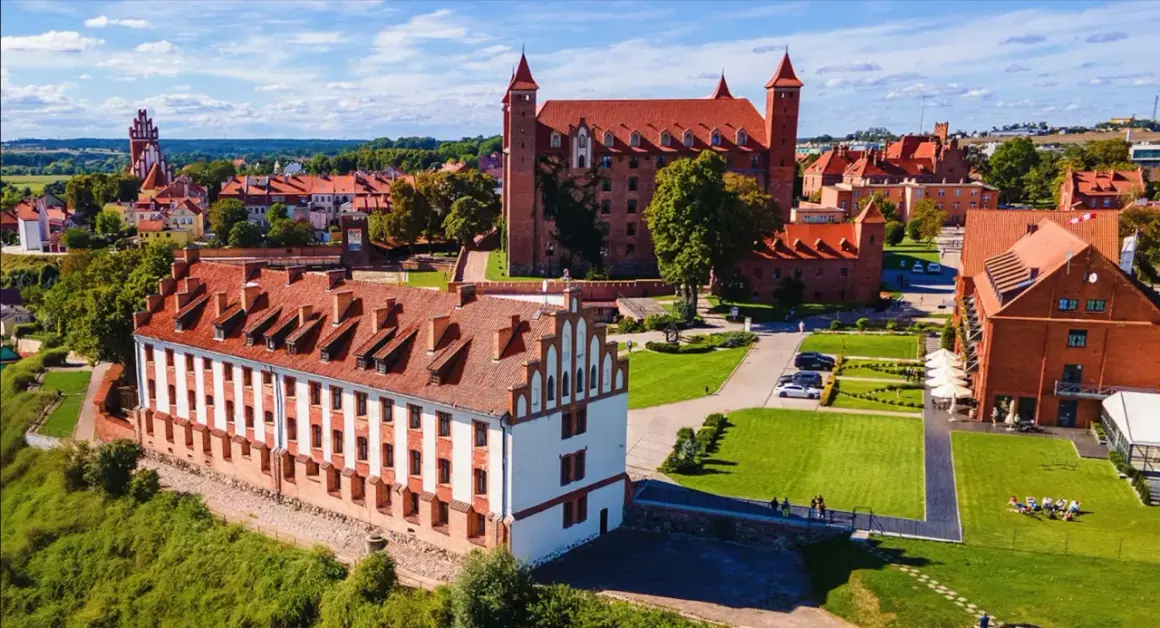 Zamek Kliczków, malowniczy kompleks z czerwonej cegły, zachwyca architekturą. Warto sprawdzić opinie przed wizytą!