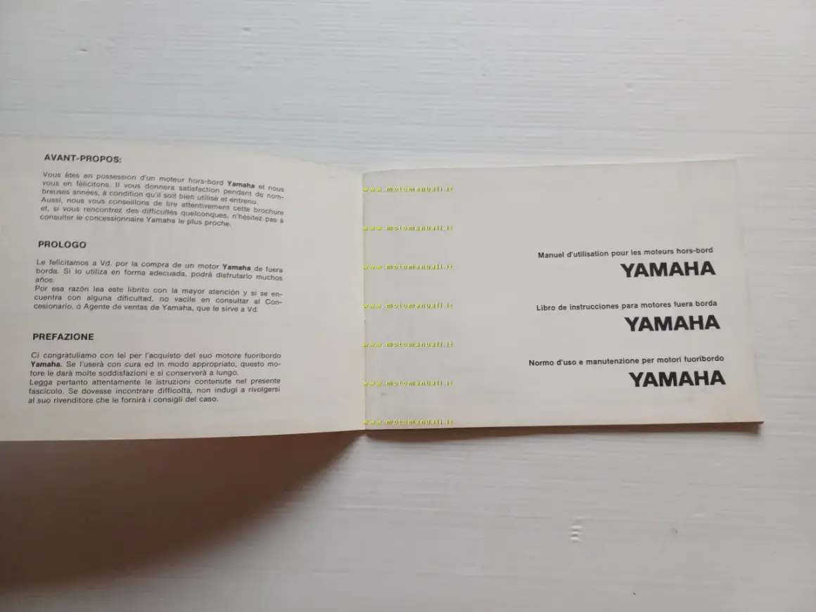 Libretto motore fuoribordo Yamaha, con istruzioni in diverse lingue.