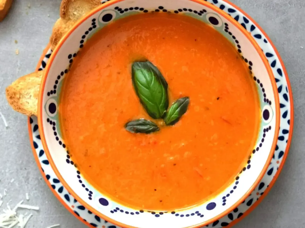 Aksamitna zupa pomidorowa z bazylią, idealna na chłodne dni. Ten przepis na zupę pomidorową to klasyka.