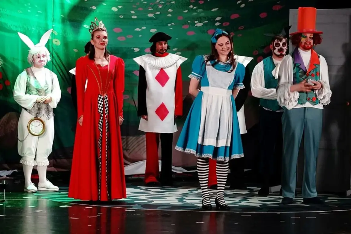 Alicja w Krainie Czarów postacie: Biały Królik z zegarem, Królowa Kier, Walet Kier, Alicja, Szalony Kapelusznik i inni na scenie.