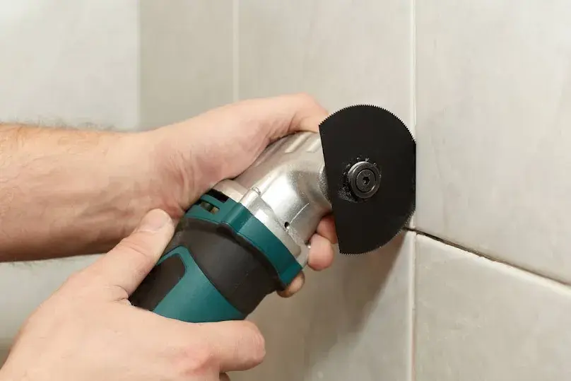 Jak wymienić fugę? Pełny poradnik DIY, by uniknąć błędów