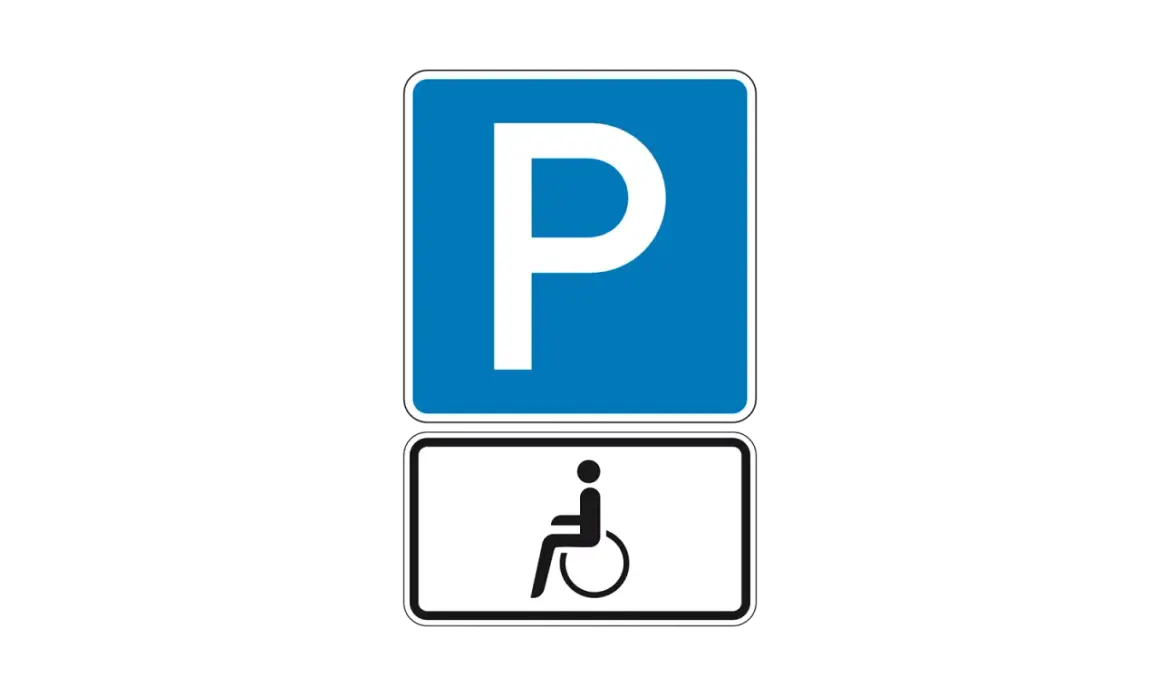 Verkehrsschild: Parkplatz mit Rollstuhlsymbol. Ein blauer Kasten mit weißem "P" über einem weißen Kasten mit schwarzem Rollstuhlsymbol kennzeichnet einen behinderten Parkplatz.