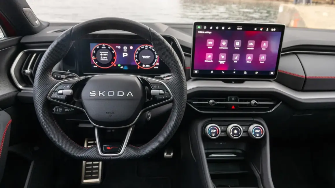 Wnętrze Skody z ekranem multimedialnym i cyfrowymi zegarami. System Skoda Connect oferuje intuicyjną obsługę.