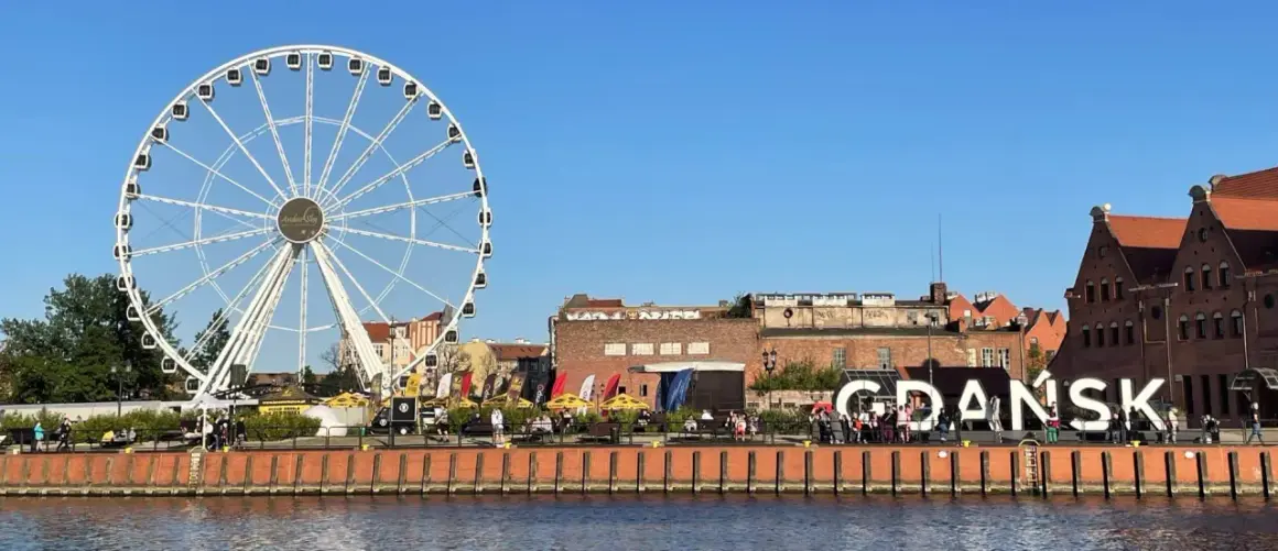 Ett stort pariserhjul och texten "GDANSK" syns vid vattnet. En fin plats att se i Gdansk.