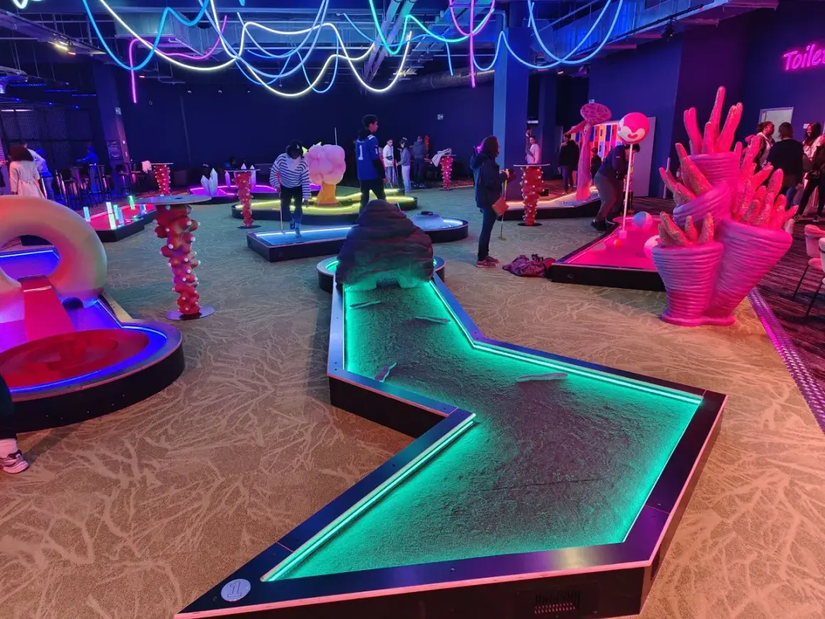 Un parcours de mini-golf coloré et futuriste, avec des néons vibrants et des obstacles originaux. Le **nikito domus** invite à une partie endiablée dans une ambiance électrique.