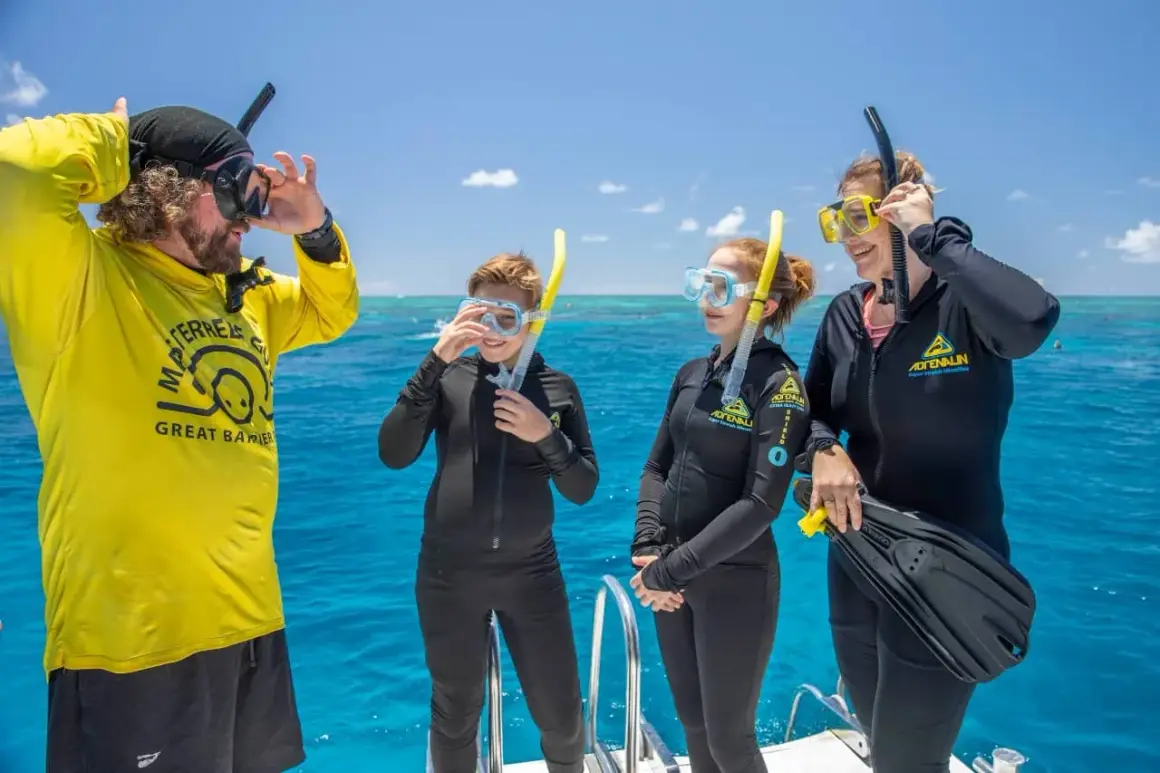 Rodzina w strojach do snorkelingu na łodzi, gotowa do zwiedzania Wielkiej Rafy Koralowej.