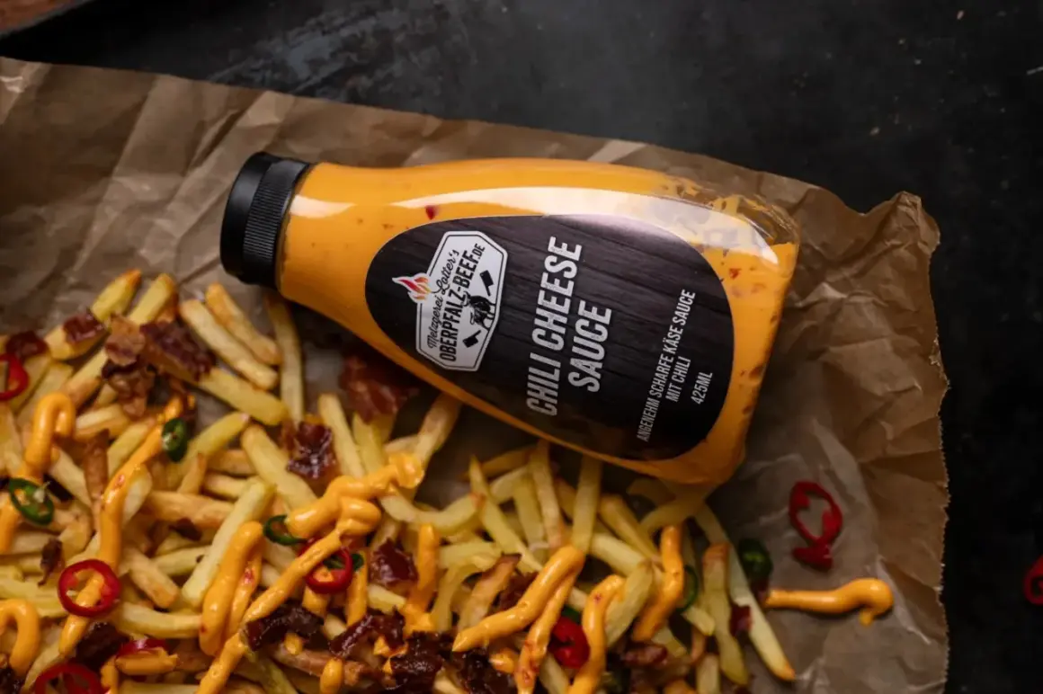 Leckere Chili Cheese Fries mit Speck und Jalapeños, beträufelt mit cremiger Chili Cheese Sauce.