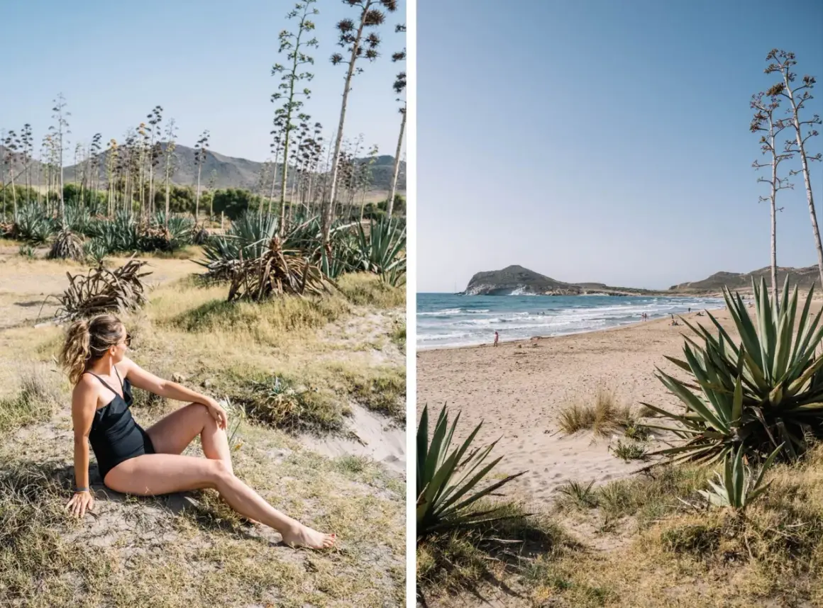 Mujer en bikini negro en la arena, rodeada de agaves. Al fondo, una playa idílica, una de las 10 mejores playas del Cabo de Gata.