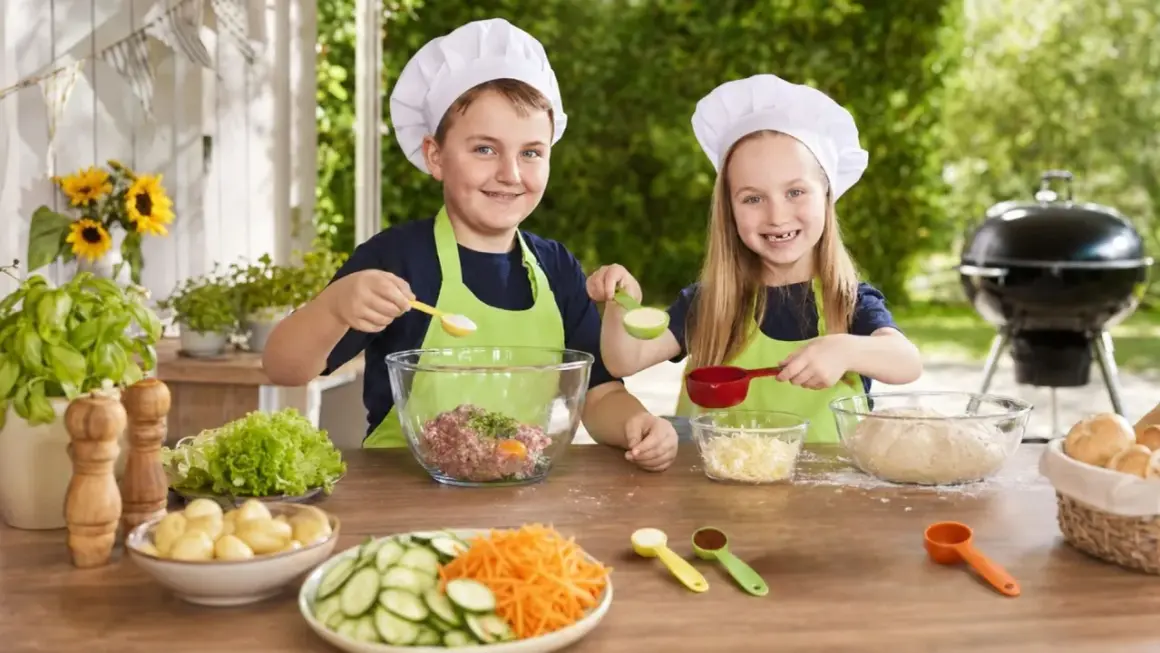 Zwei Kinder mit Kochmützen bereiten sich auf das Grillen vor. Sie mischen Zutaten für Burger und haben Spaß beim gemeinsamen Kochen.