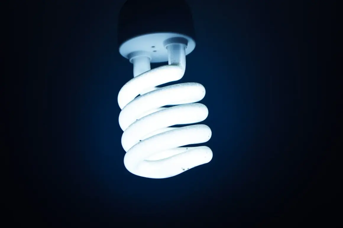 Świecąca żarówka energooszczędna. Jej białe światło zapewnia dobry wskaźnik oddawania barw, idealny do każdego wnętrza.