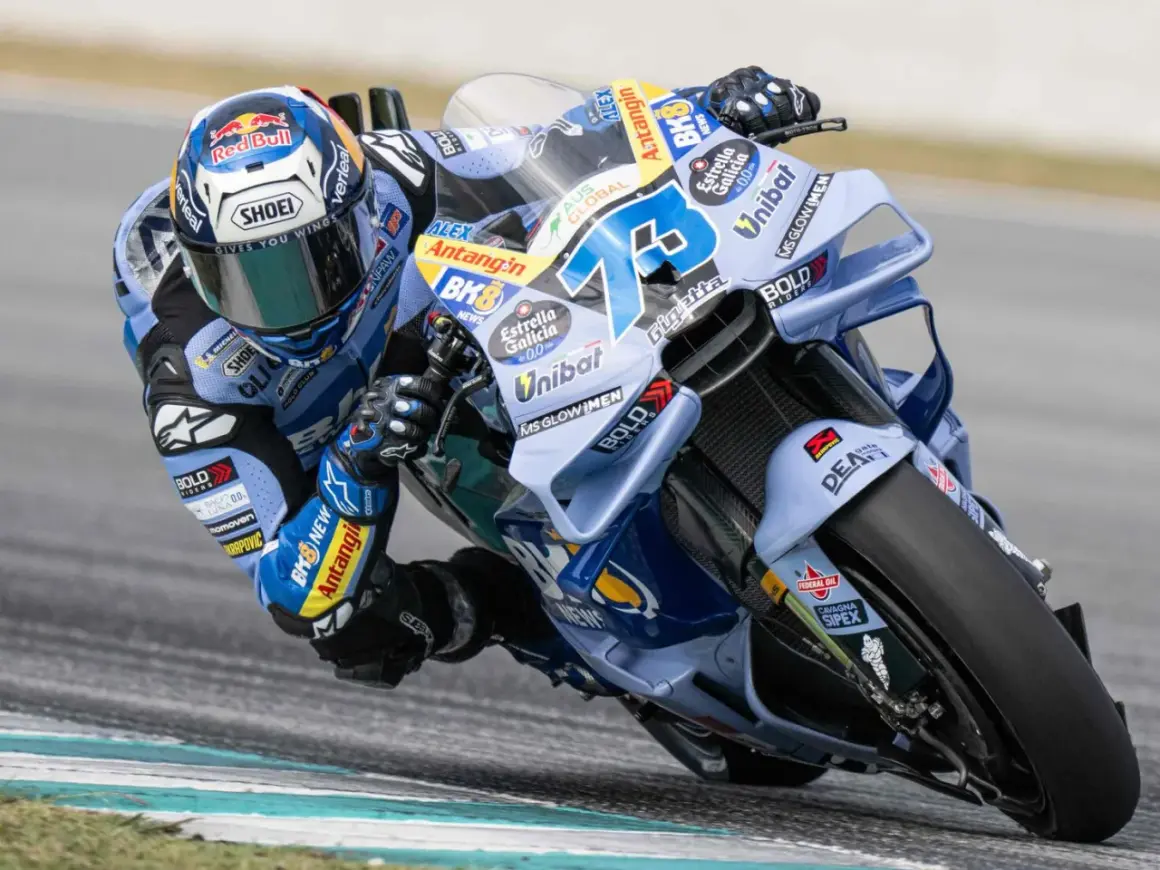Alex Márquez inclinado en su moto azul y blanca, con el número 73 visible.