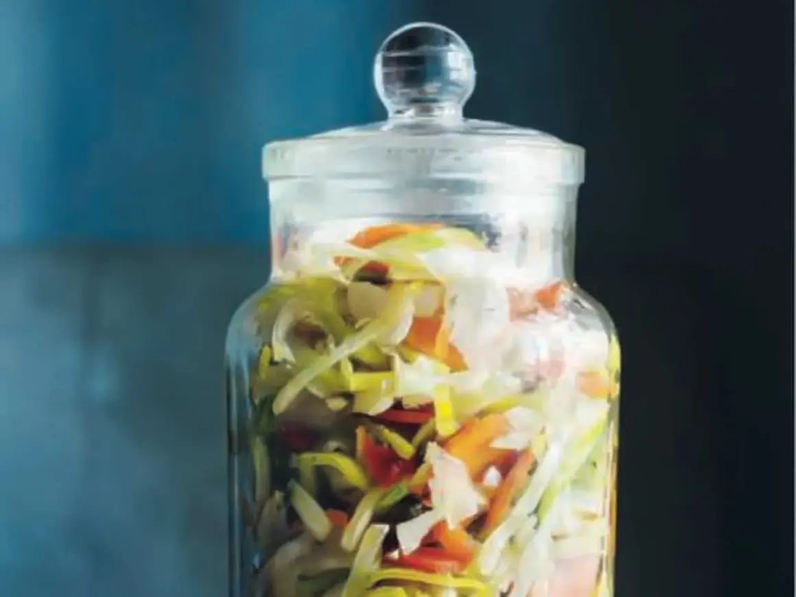 En glasburk fylld med strimlad vitkål, morötter och purjolök. En perfekt 3 veckors sallad som väntar på att bli uppäten.