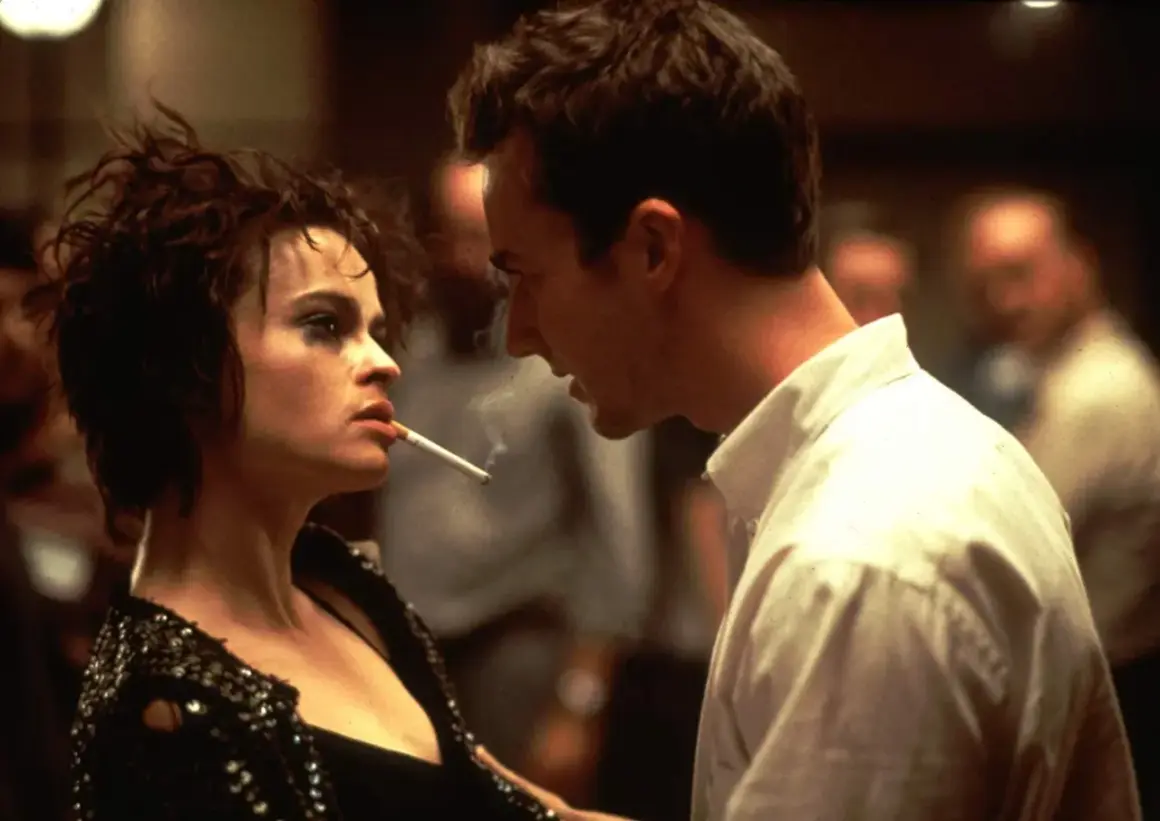 Marla Singer i Narrator z filmu "Podziemny krąg" w intymnej chwili. Obsada filmu w kultowej scenie.