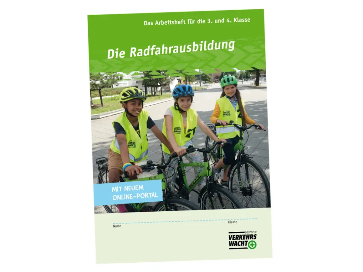 Drei Kinder mit Helm und Warnweste üben für die Radfahrausbildung. Das Arbeitsheft "Die Radfahrausbildung" ist für die 3. und 4. Klasse.