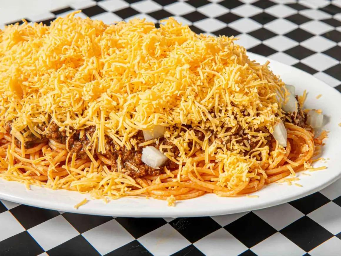 Spaghetti chili cheese: przepis na serowy obiad, który pokochasz!