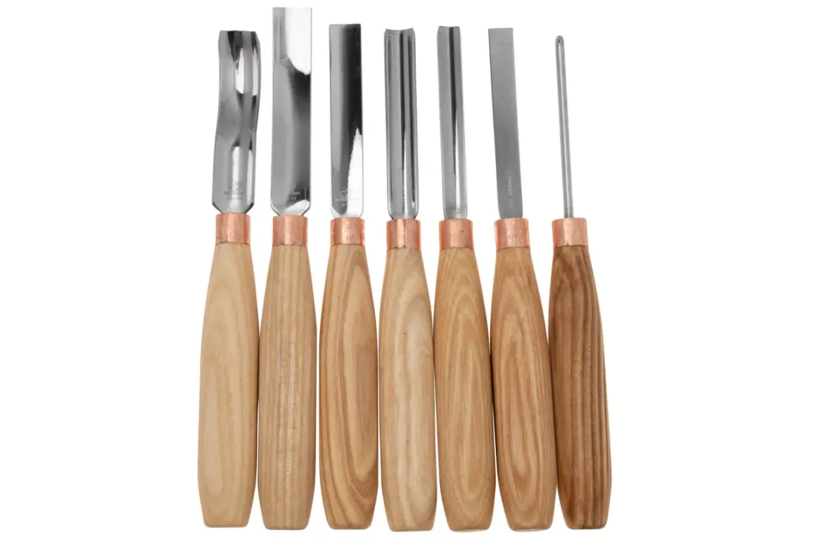 Ensemble de sept gouges pour la sculpture bois, aux manches en bois clair et lames en métal.