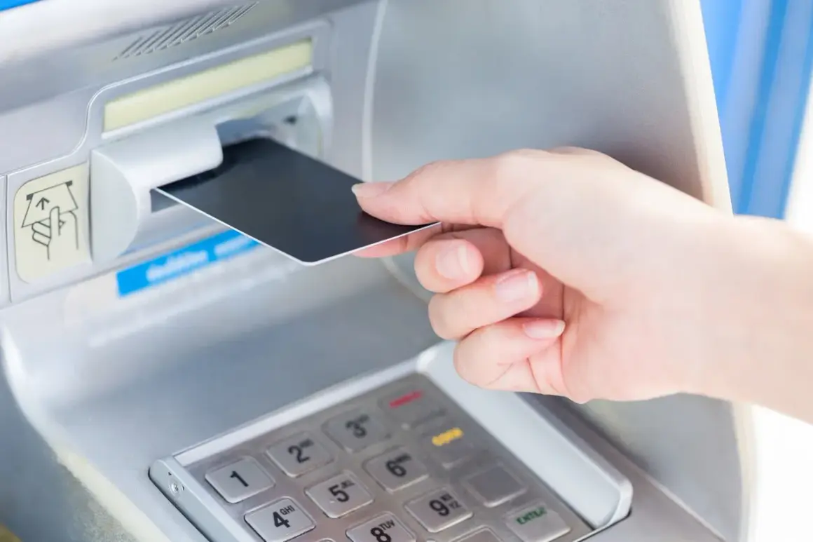 Wkładanie karty do bankomatu, aby sprawdzić PIN.