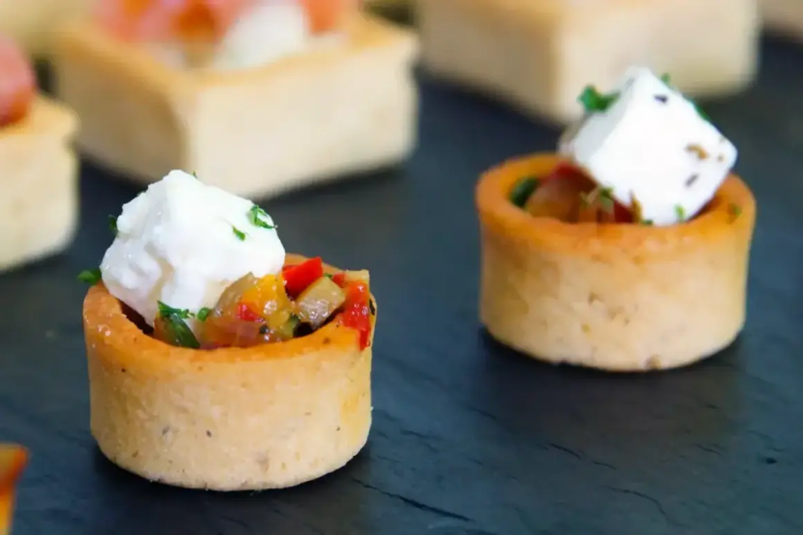 Mini tartaletki z warzywami i serem feta, idealne jako amuse bouche.