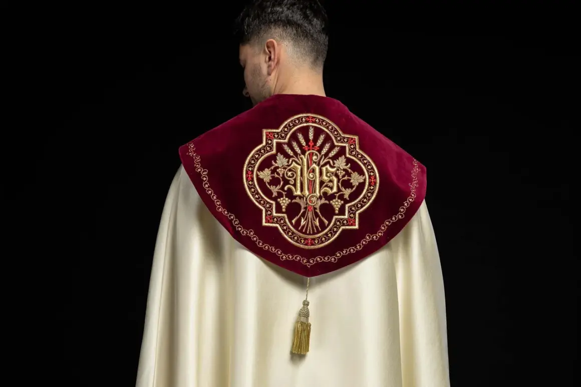 Szata liturgiczna z haftem IHS i kłosem zboża na aksamitnym kołnierzu.
