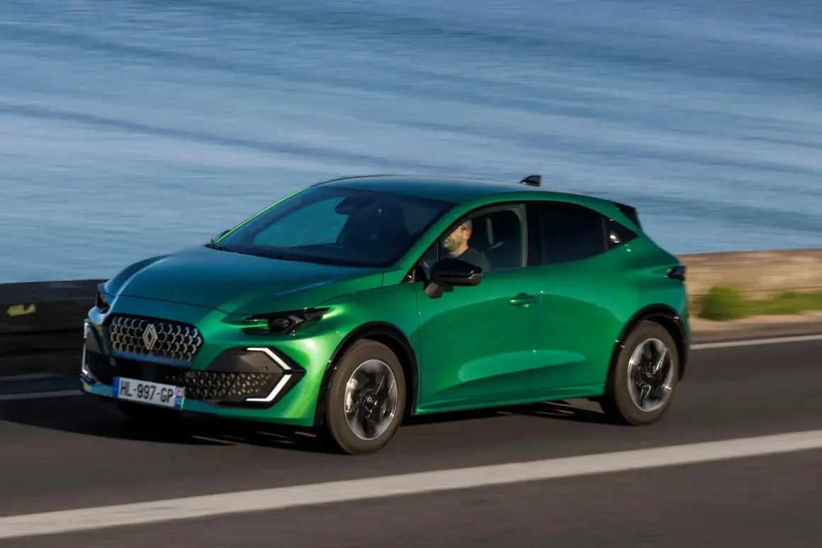 Voiture verte en mouvement, le conducteur semble satisfait. Un avis sur cette voiture GPL ?