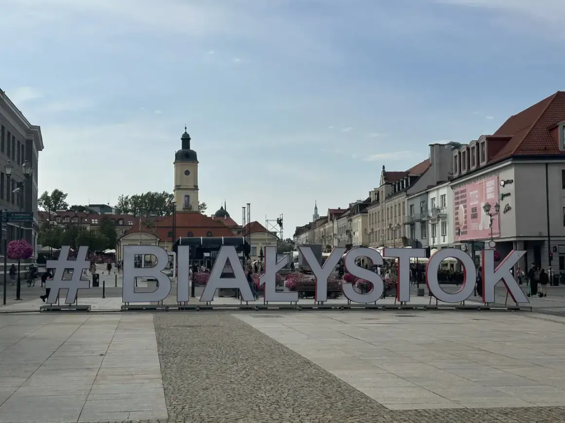 #Białystok na Rynku Kościuszki, sercu białostockiego starego miasta. W tle kamienice i wieża ratuszowa.