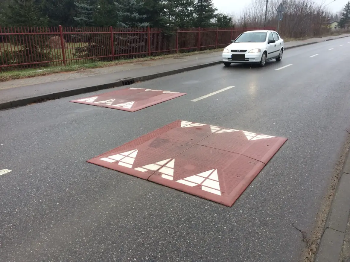 Spowalniacz na drodze: Jakie są zasady montażu i korzyści dla bezpieczeństwa?