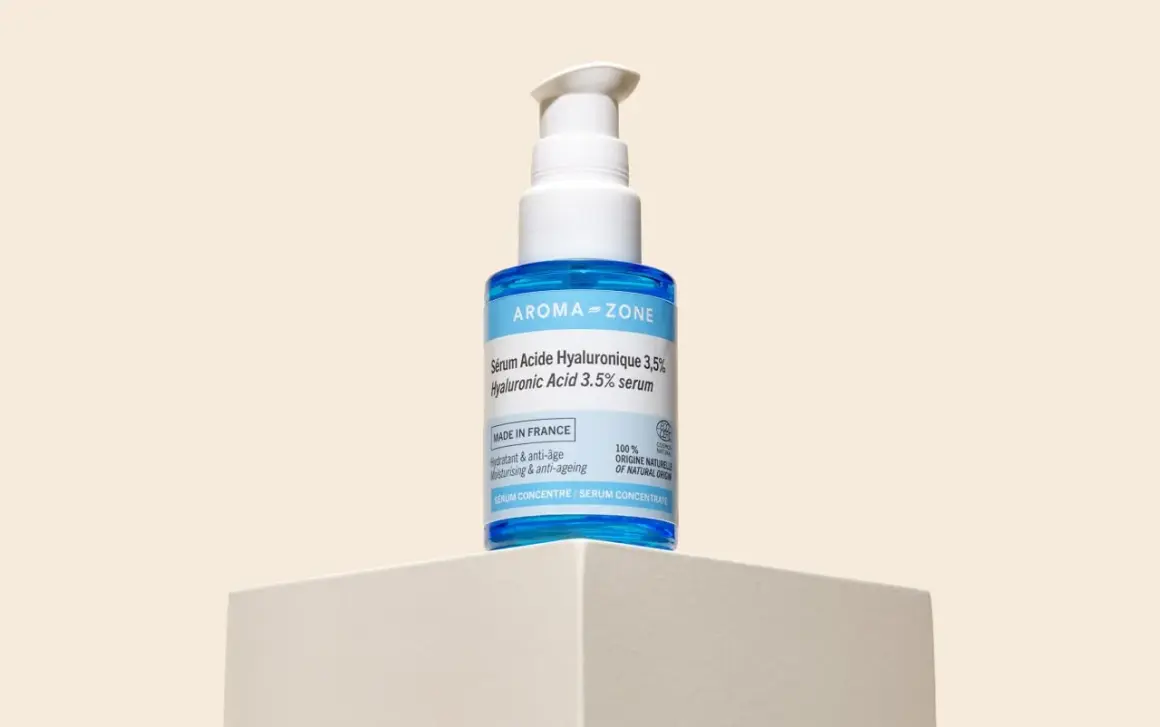 Flacone di siero Aroma Zone con acido ialuronico 3,5%. Per una pelle idratata e giovane, ricorda che il siero va risciacquato.