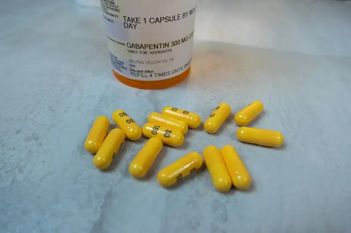 Żółte kapsułki leku Gabapentin 300 mg rozsypane obok butelki z lekiem.