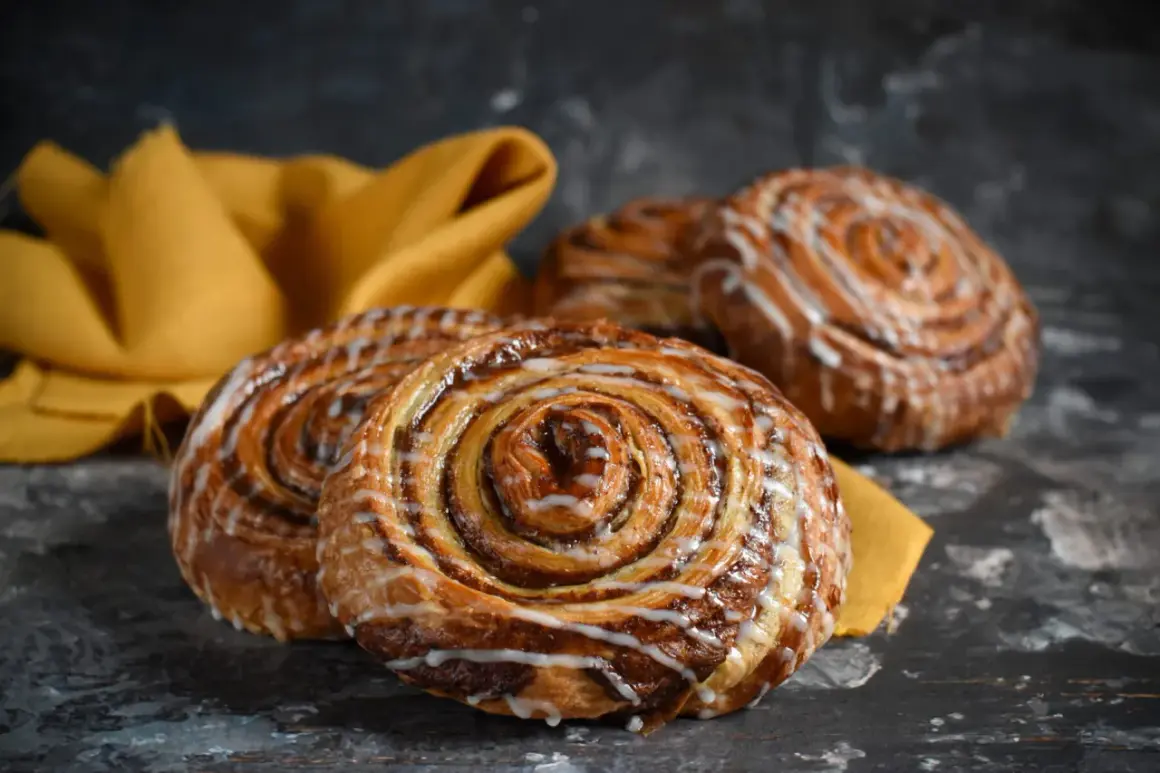 Pyszne cynamonki z lukrem, idealne na deser. Każda cynamonka kcal to mała przyjemność.