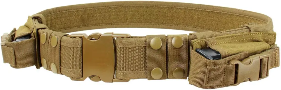 Cinturón táctico color coyote con múltiples fundas para cargadores y hebilla de liberación rápida.