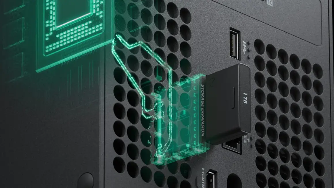 Xbox Series X Speichererweiterung: 1 TB Speicherkarte wird in die Konsole gesteckt. Mehr Platz für Spiele!