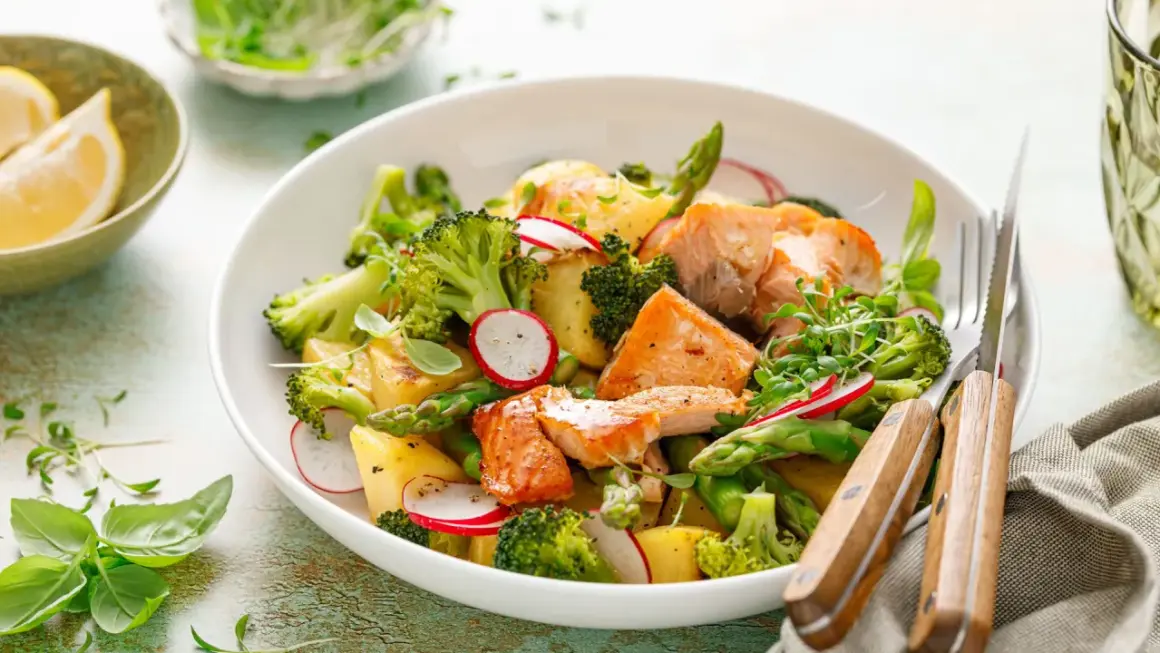 Ensalada de salmón con brócoli, patatas y espárragos. Una opción saludable y deliciosa para tus recetas con brócoli.