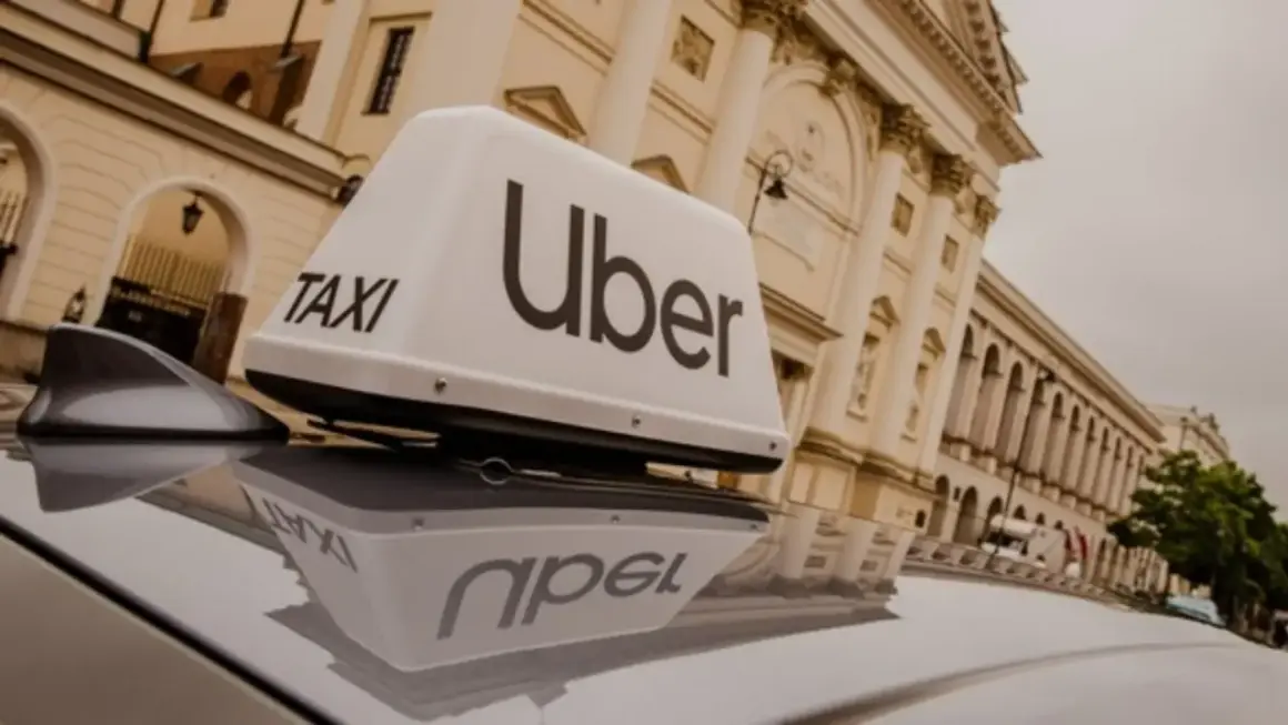 Zastanawiasz się, ile kosztuje licencja taxi? Na dachu samochodu Uber widać napis "TAXI".