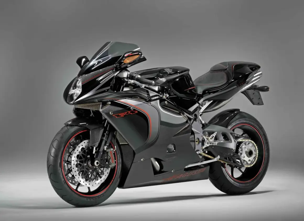Una moto deportiva negra con detalles rojos, símbolo de potencia y lujo. Estas motos caras son un sueño para muchos.