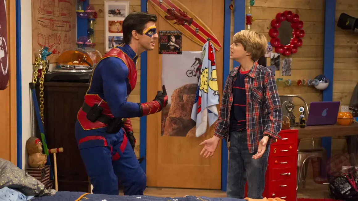 Captain Man und Kid Danger im Zimmer. Die besetzung von Henry Danger ist hier in Aktion.