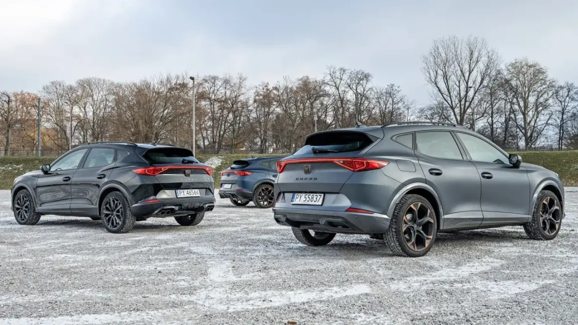 Trzy Cupra Formentor na zimowym parkingu. Zastanawiasz się nad spalaniem? Te SUV-y oferują sportowe wrażenia.