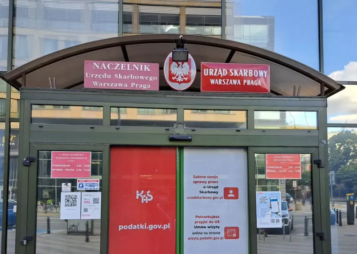 Jak określić właściwy urząd skarbowy? Na budynku widnieje napis "Urząd Skarbowy Warszawa Praga" oraz informacje o godzinach otwarcia.