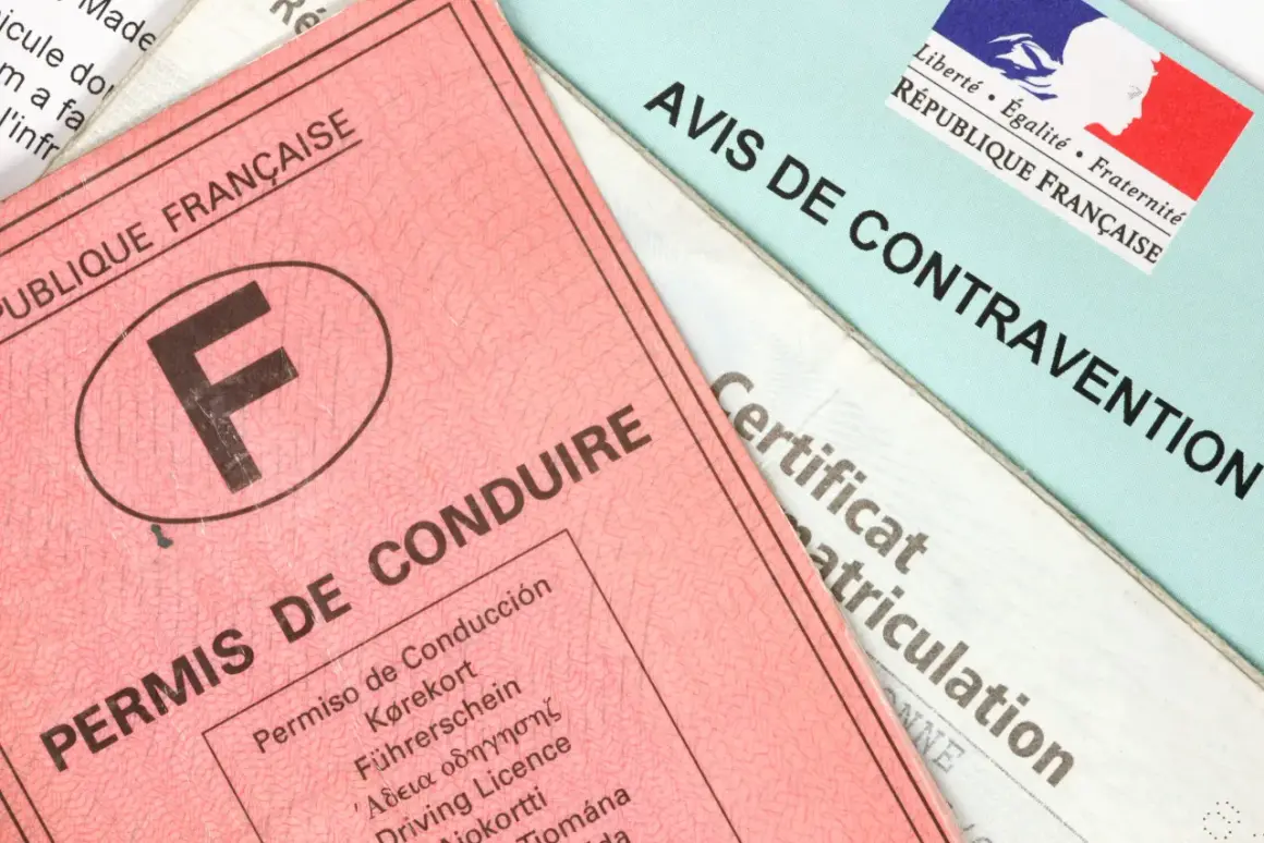 Permis de conduire français, certificat d'immatriculation et avis de contravention. Un vice de forme sur ce dernier pourrait annuler la contravention.