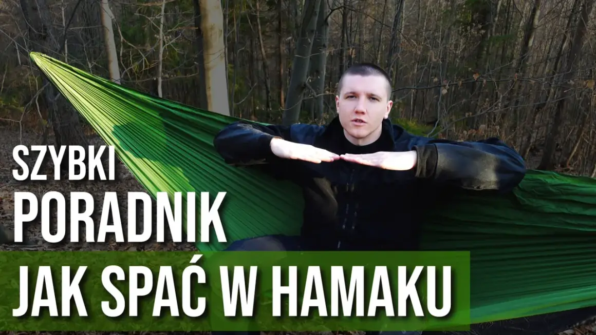 Mężczyzna w lesie pokazuje, jak wygodnie spać w hamaku. Szybki poradnik.