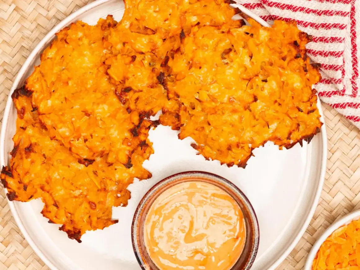 Knusprige Kartoffelpuffer, im Ofen gebacken, serviert mit einer cremigen Dip-Sauce. Perfekt für einen herzhaften Snack.
