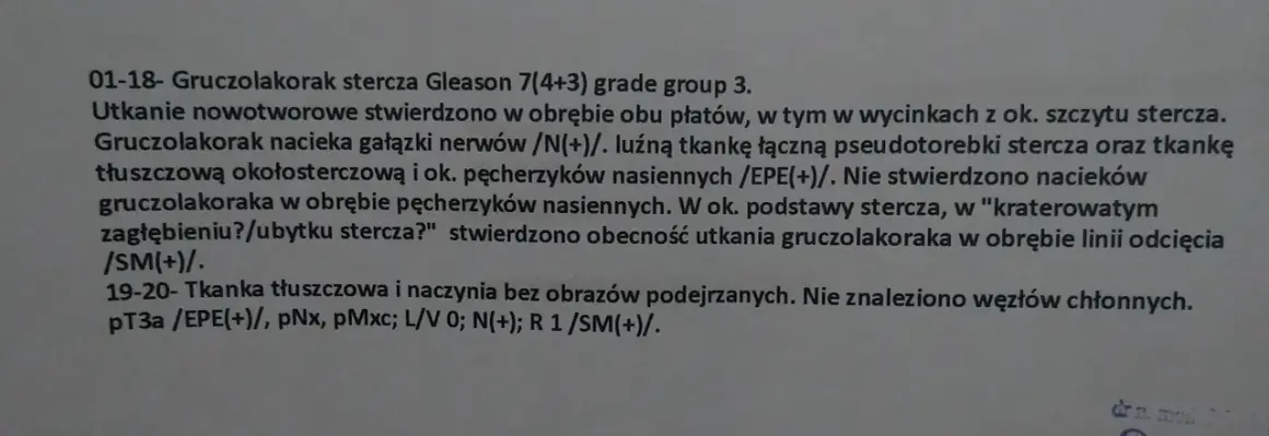 Wyniki histopatologiczne: gruczolakorak stercza Gleason 7(4+3) grade group 3, nacieka gałązki nerwów, luźną tkankę łączną pseudotorebki stercza.