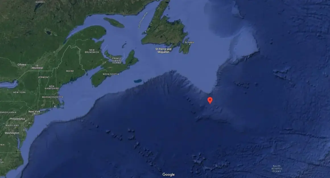 Mapa del Atlántico Norte, mostrando la ruta del Titanic de donde salió, desde el este de Canadá hasta el punto de hundimiento marcado.